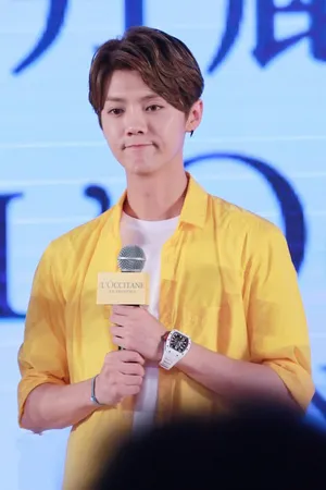 鹿晗黄色T恤高清活动图片_4