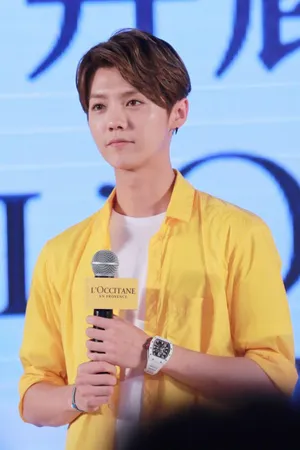 鹿晗黄色T恤高清活动图片_5