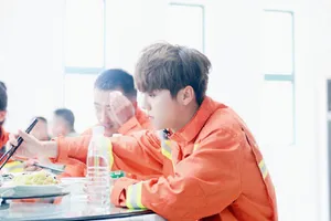 《约吧大明星2》鹿晗帅气消防员图片_8