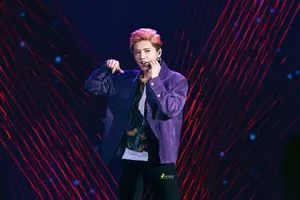 鹿晗高清帅气舞台照图片_4