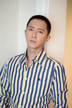韩庚条纹衬衣帅气写真图片