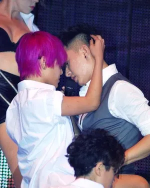 韩庚上海开唱与舞娘台上激吻_3