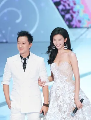 林志玲现身女神的新衣现场挽韩庚秀身材_1