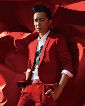 韩庚红色造型写真彰显男人野性魅力_3