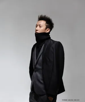韩庚登外滩画报封面演绎男人的动与静