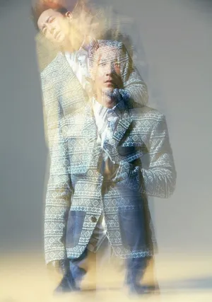 韩庚登外滩画报封面演绎男人的动与静_3