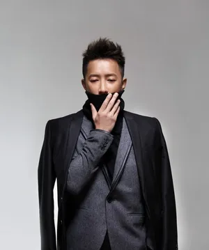 韩庚登外滩画报封面演绎男人的动与静_4