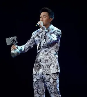 韩庚花纹西装帅气十足_5