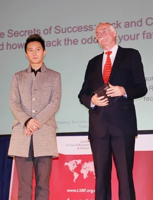 韩庚赴英国演讲交流分享庚心历程_6
