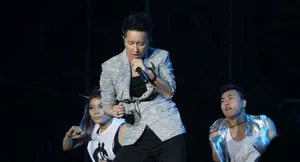 韩庚罗志祥同台PK遇巨风阿发丝飞舞似女鬼_3