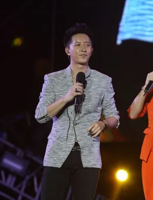 韩庚罗志祥同台PK遇巨风阿发丝飞舞似女鬼_4