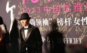 韩庚现身2013中国优雅盛典黑色西服显帅气_1