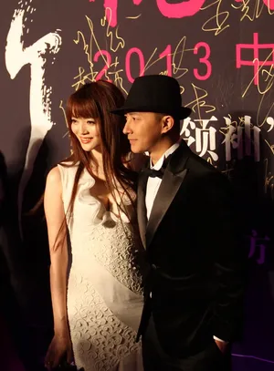 韩庚现身2013中国优雅盛典黑色西服显帅气_2
