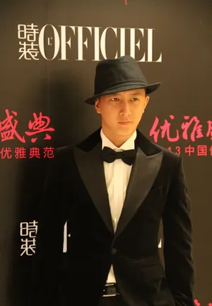 韩庚现身2013中国优雅盛典黑色西服显帅气_4
