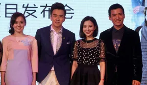 韩庚江铠同出席甜蜜承认恋情嫩装映衬桃花红