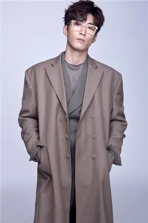 窦骁秋日风衣时尚写真大片_1