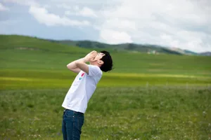 张艺兴草原帅气写真图片_1