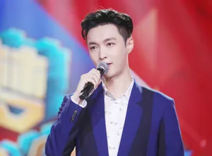 张艺兴帅气自拍照