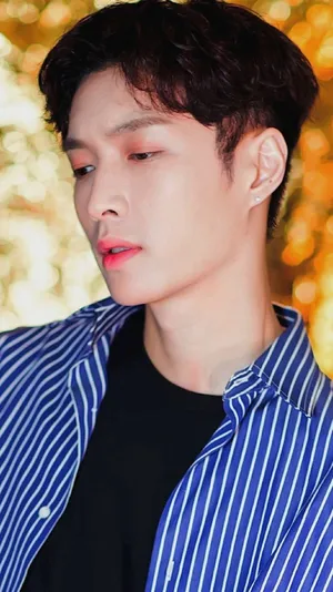 张艺兴蓝色条纹衬衫帅气写真图片