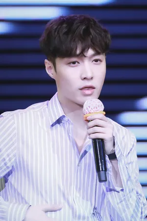 张艺兴签售会帅气可爱图片_6