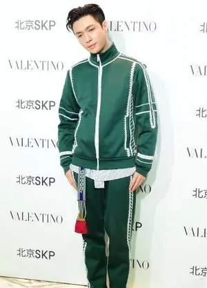 张艺兴绿色潮装运动服写真图片