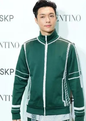 张艺兴绿色潮装运动服写真图片_2