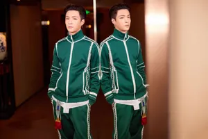 张艺兴绿色运动装写真帅气图片_1
