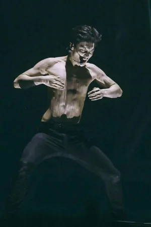 张艺兴演唱会赤膊激情舞台秀_2
