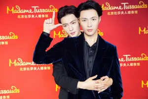 张艺兴蜡像揭幕高清图片