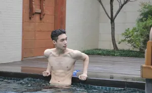 张艺兴泳照写真图片：性感腹肌
