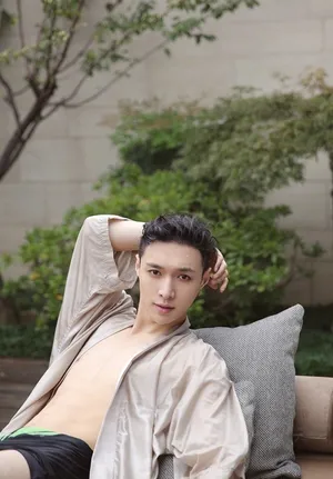 张艺兴泳照写真图片：性感腹肌_4