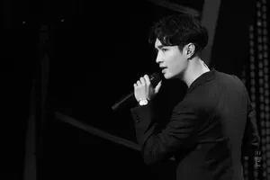 张艺兴帅气十足演唱会图片_3