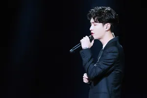 张艺兴帅气十足演唱会图片_4