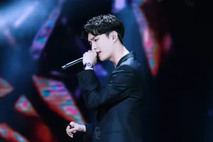 张艺兴帅气十足演唱会图片_5