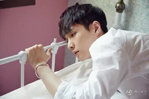 张艺兴清爽床照写真白衬衫的清晨诱惑_3