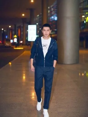 胡歌最新深夜街拍写真图片