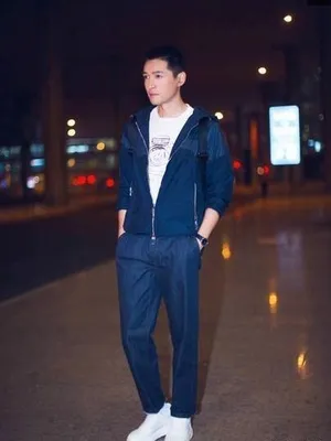 胡歌最新深夜街拍写真图片_3