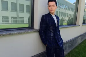 胡歌条纹西装儒雅写真图片_4