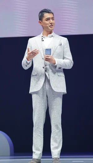 胡歌高清活动图片：奶奶灰发型很抢眼