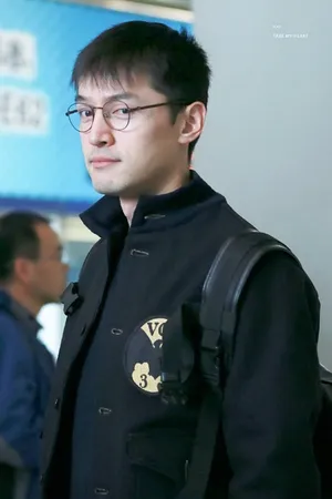 胡歌首都机场素颜图片