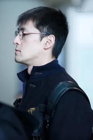 胡歌首都机场素颜图片_2