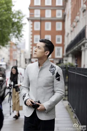 胡歌英国之行帅气旅照图片_2
