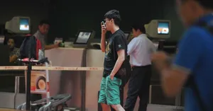 胡歌哈利波特造型现身机场忙聊微信_1