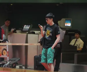 胡歌哈利波特造型现身机场忙聊微信_3