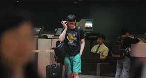 胡歌哈利波特造型现身机场忙聊微信_5