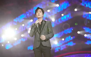 朱一龙帅气舞台照片_5