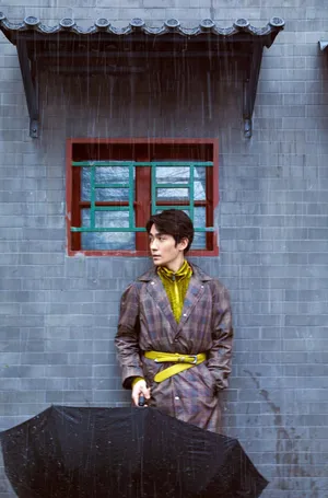 朱一龙雨中街拍图片_1