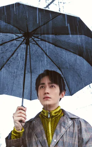 朱一龙雨中街拍图片_2