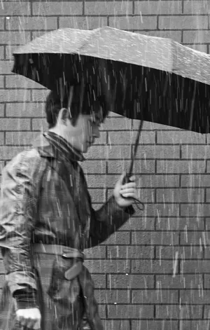 朱一龙雨中街拍图片_3