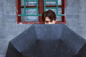 朱一龙雨中街拍图片_4